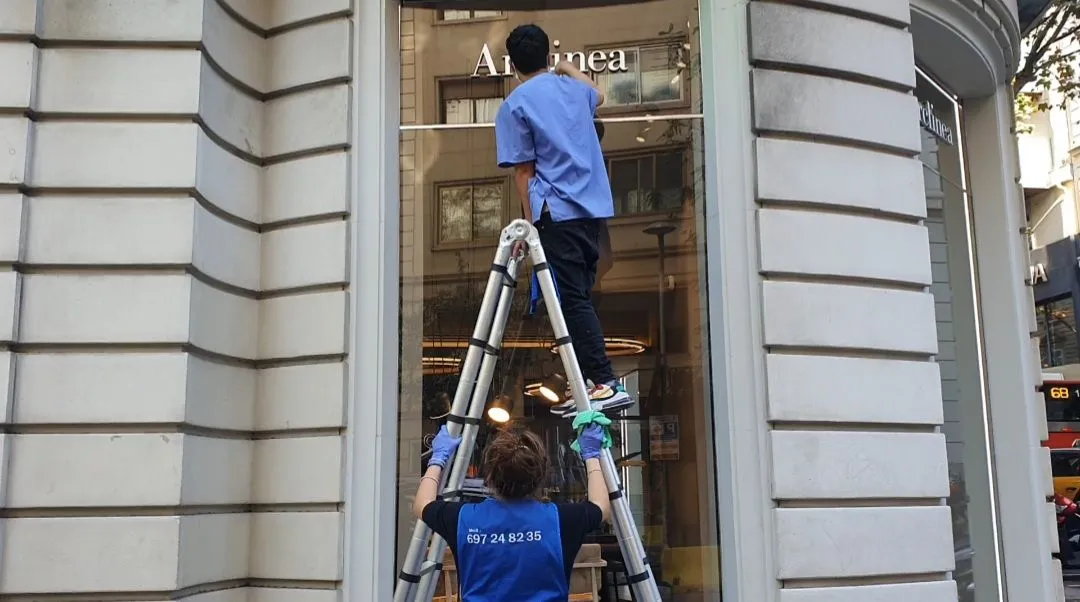 Limpieza de cristales, rótulos y ventanas
